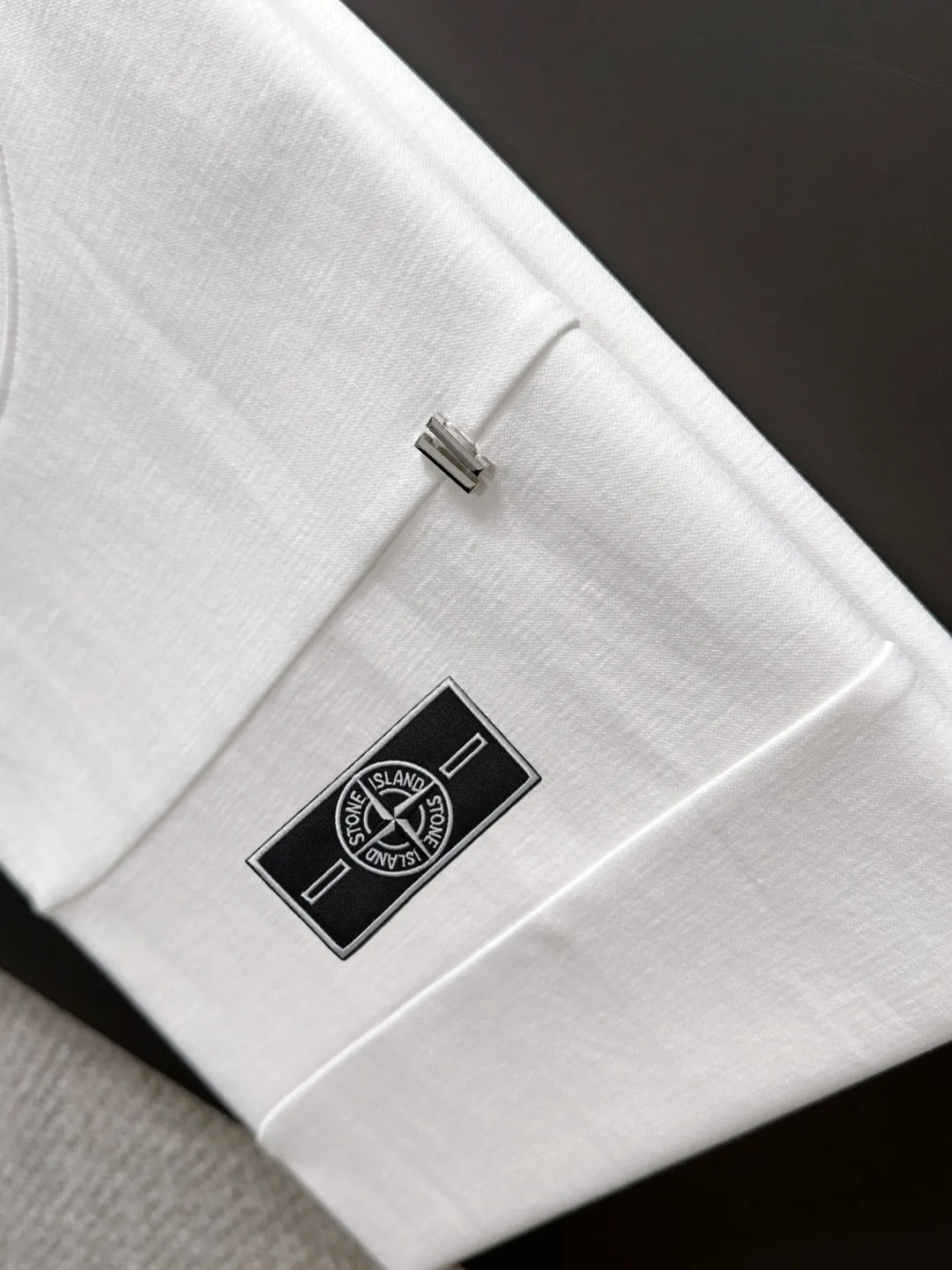 Next day shipment P300 High version Stone lsland/Stone Island 25ss spring and summer new high-end T-shirt Made with machines imported from Italy. Truly the most luxurious and high-quality style that you can wear with your eyes closed. Heavy combed fabrics. High-strength and heavy-weight fabrics feel substantial when weighed. The upper body is more textured than ordinary T-shirts and is not easy to deform. This texture can cope with the weather, absorb sweat and breathable, and is suitable for both hot and cold conditions! Perfectly produced with reference to the original stitch and stitch! The loose fit design is super noble. Custom-woven signature ribbed collar, cuffs, and hem. Really rare and rare goods Size: M-XXXL